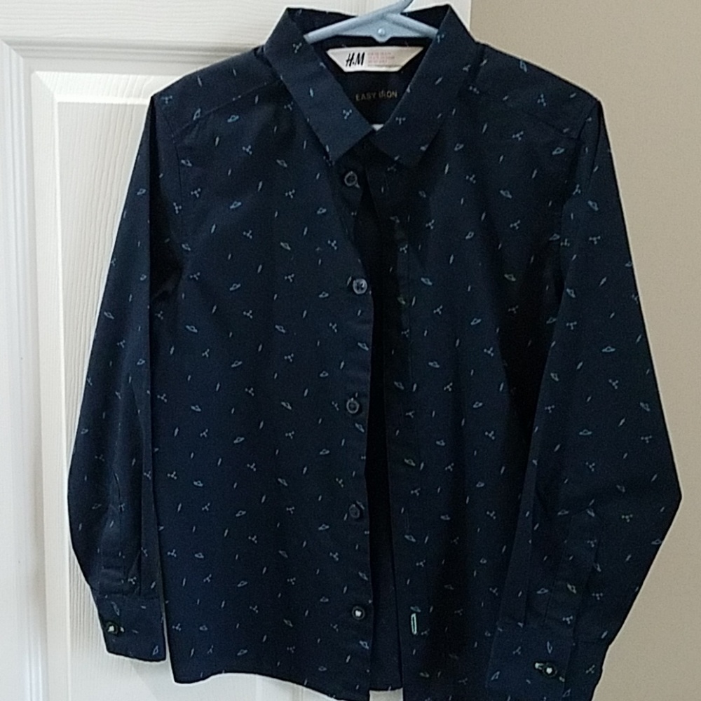 Boys H&M dress shirt, size 6-7.
